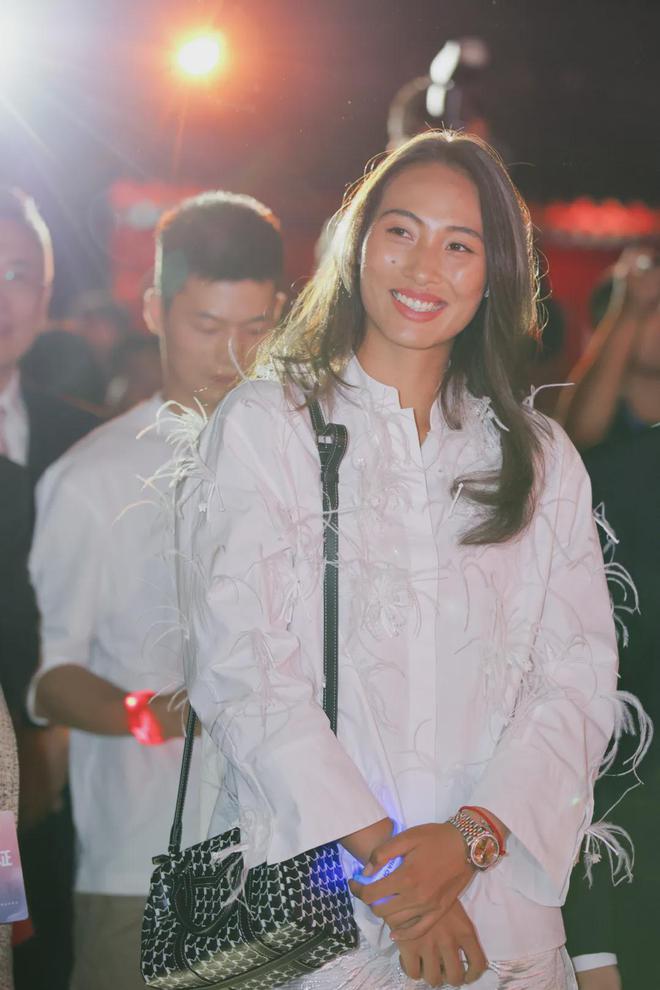 生日登《VOGUE》封面气场十足！qmh球盟会亚博网址郑钦文过22岁(图12)