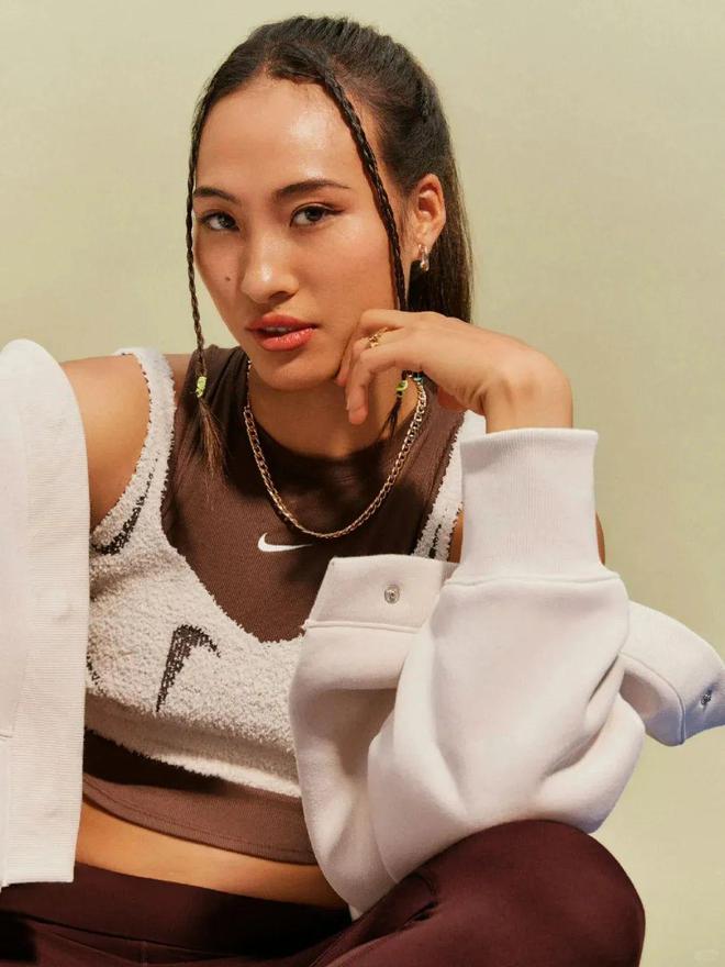 生日登《VOGUE》封面气场十足！qmh球盟会亚博网址郑钦文过22岁(图16)